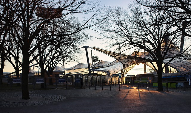 下与美国合 下与美国合